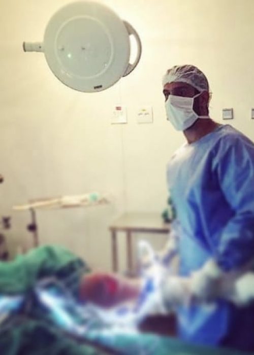 Dr Vitor Hugo joelho em cirurgia